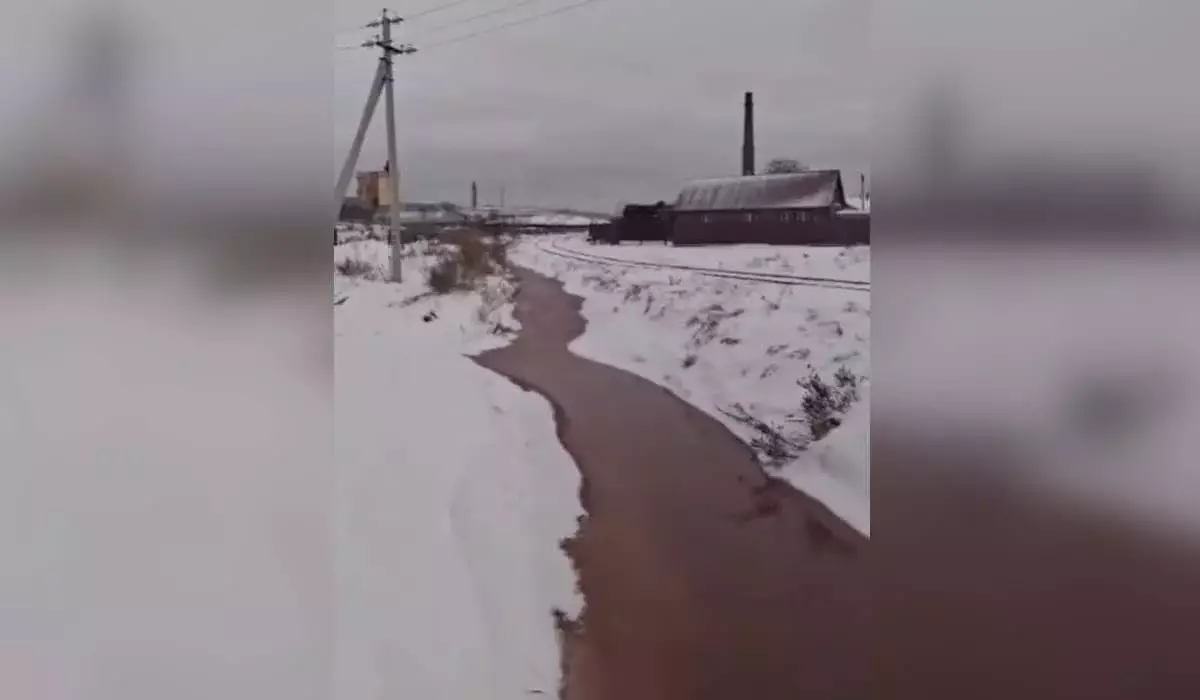 Розово-красная вода в Макинске: суд оштрафовал завод за загрязнение арыков