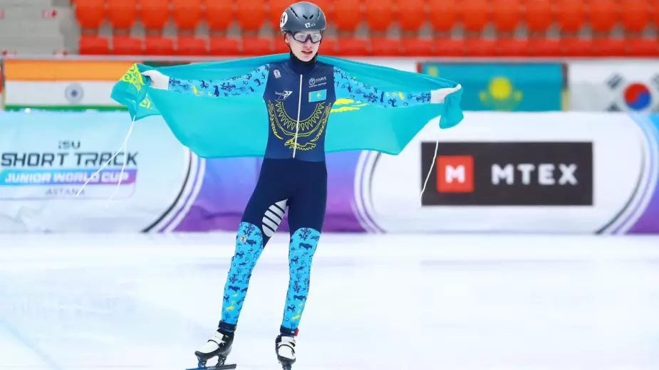 Казахстан завоевал вторую медаль на юниорском ЧМ по шорт-треку