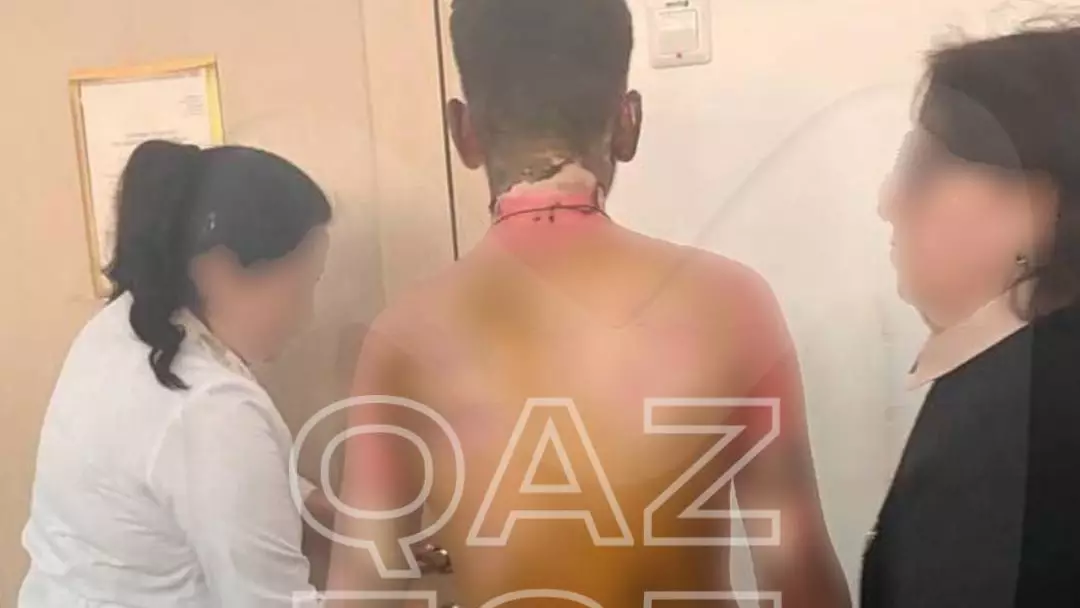 Мектеп оқушысы өзін мазақтаған сыныптастарының үстіне бензин құйып, өртеп жіберді (ВИДЕО)