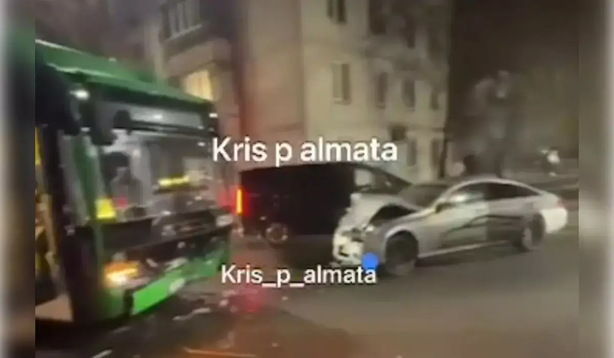 Алматыда жеңіл көлік пен жолаушылар автобусы соқтығысып қалды (ВИДЕО)