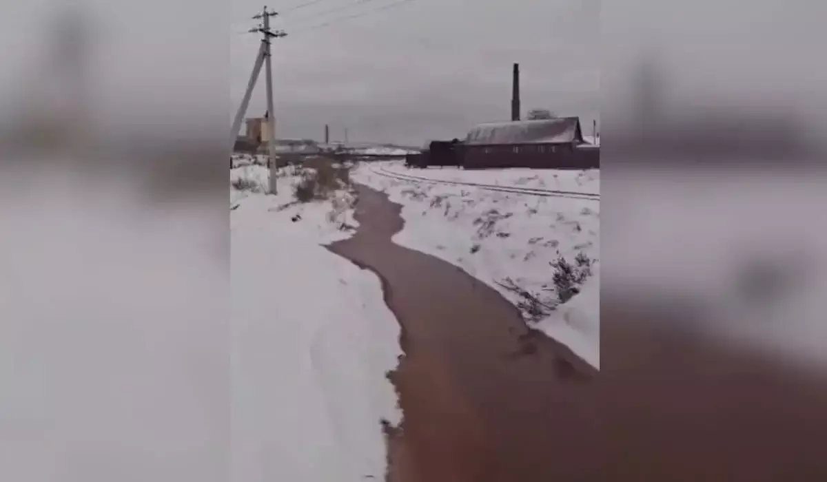 Макинск қаласында қызғылт түске боялған арық суы: сот компанияны жауапқа тартты