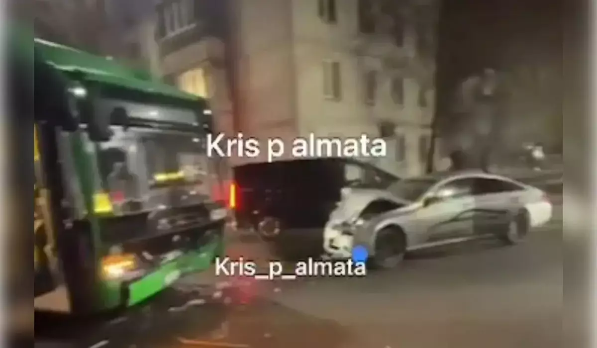 Алматыда жеңіл көлік пен жолаушылар мінген автобус соқтығысып қалды