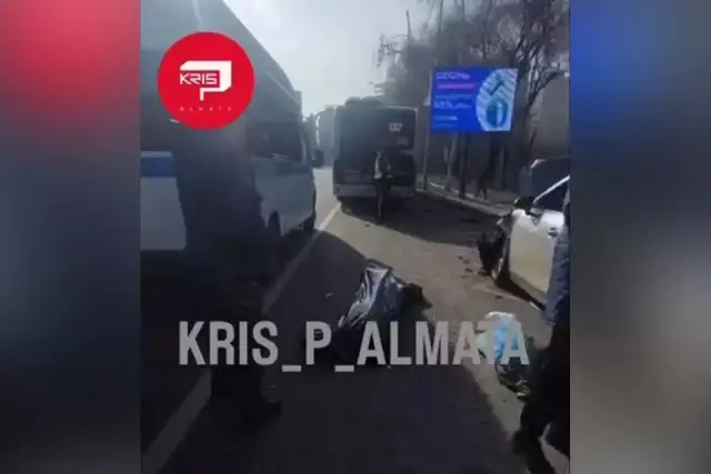 Рульде отырған жүргізушінің жүрегі тоқтап қалып, Алматыда бес көлік соқтығысты