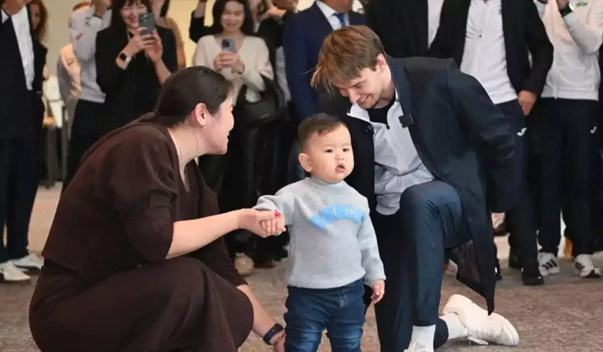 Александр Бублик провел обряд тусау кесер ребенку в Астане (ВИДЕО)