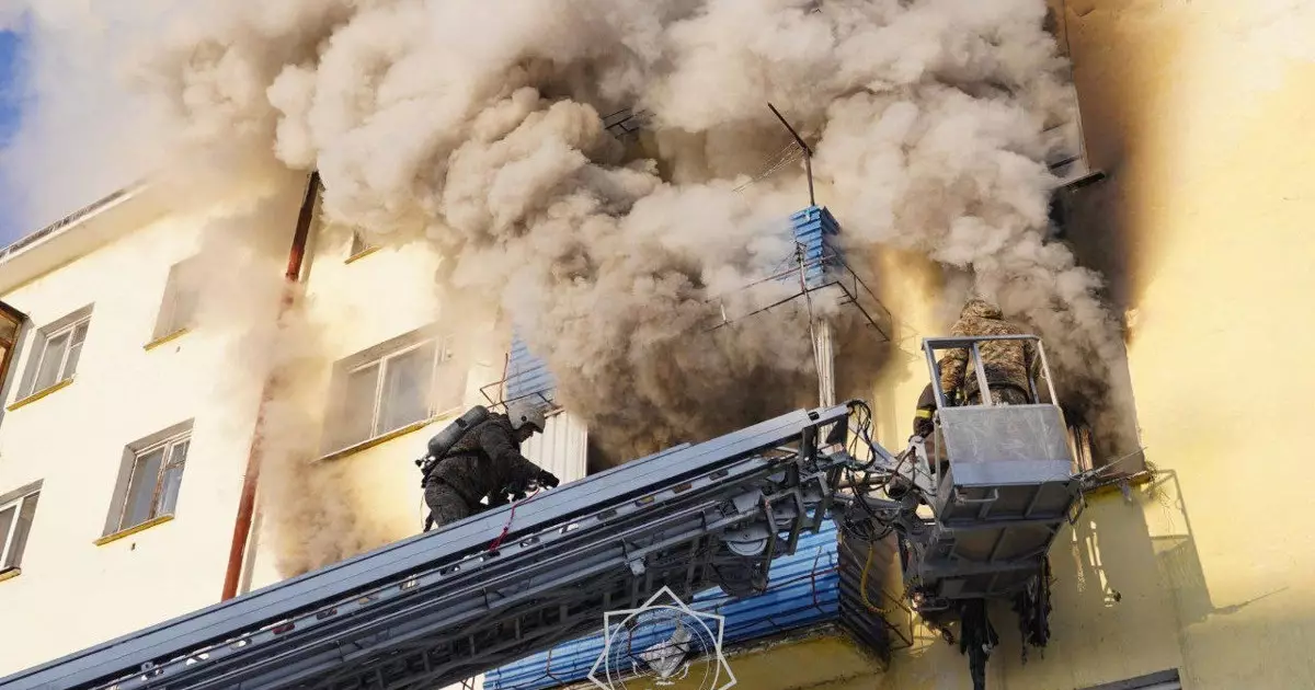  Өскеменде қоқыс толған пәтер өртеніп кетті (ВИДЕО) 