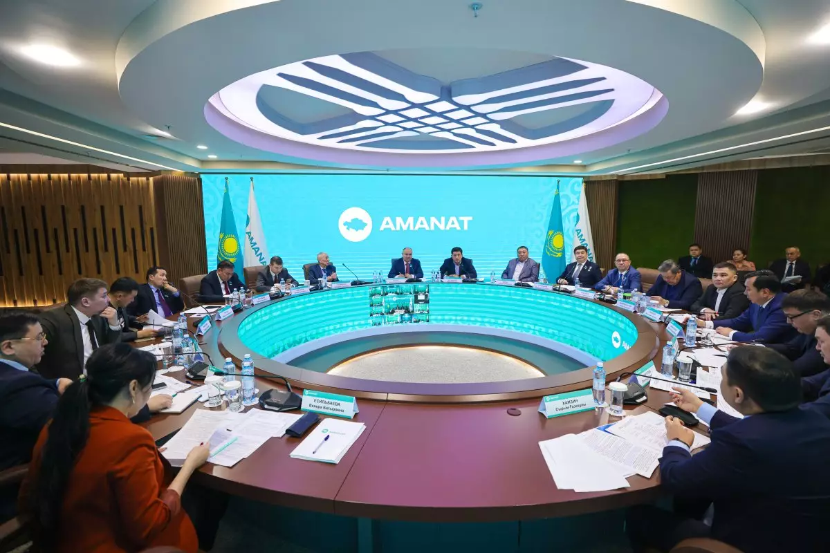 Фуры, взятки и тысячи ДТП: жесткий разговор о дорогах на площадке AMANAT