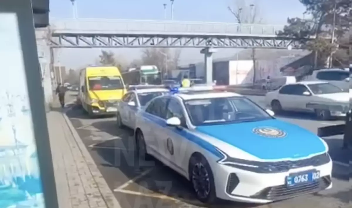 Алматыда жүргізушінің жолда жүрегі тоқтап, бес көлік апатқа ұшырады