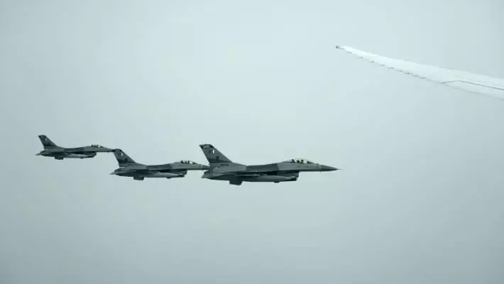 Самолет Мирзиёева в сопровождении истребителей прибыл в Исламабад