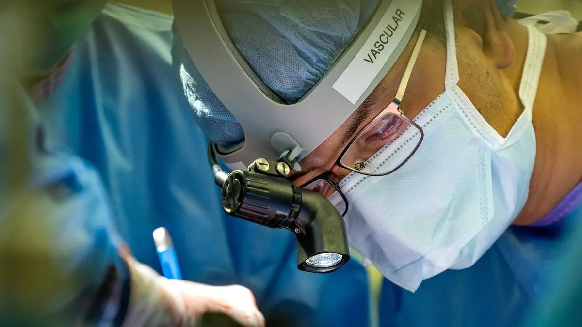 Хирурги поддерживают жизнь пациента без легких, прокладывая новый путь к трансплантации.