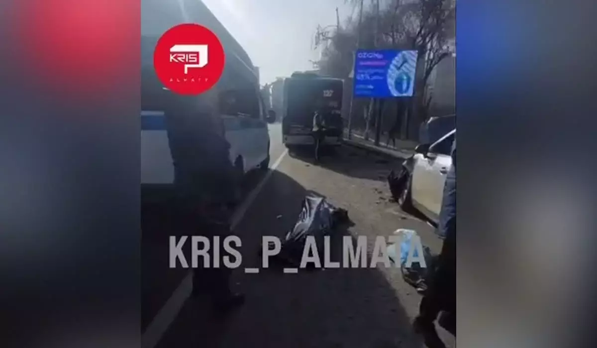 Рульде отырған жүргізушінің жүрегі тоқтап қалған: Алматыда бес көлік соқтығысып, бір адам көз жұмды