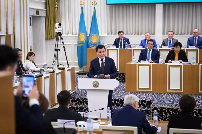 Ерлан Карин раскритиковал действующую Конституцию