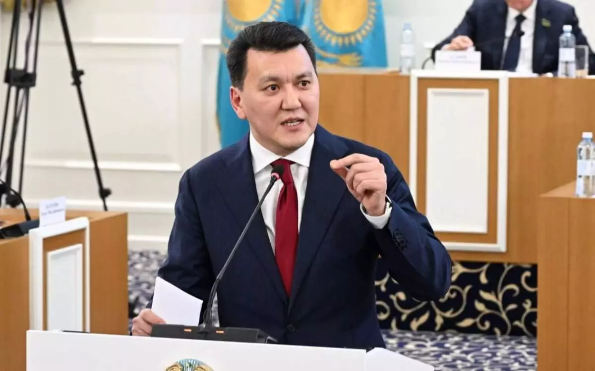 "Қайталап оқысаңыз да түсініксіз": Ерлан Қарин қолданыстағы Конституцияны сынға алды