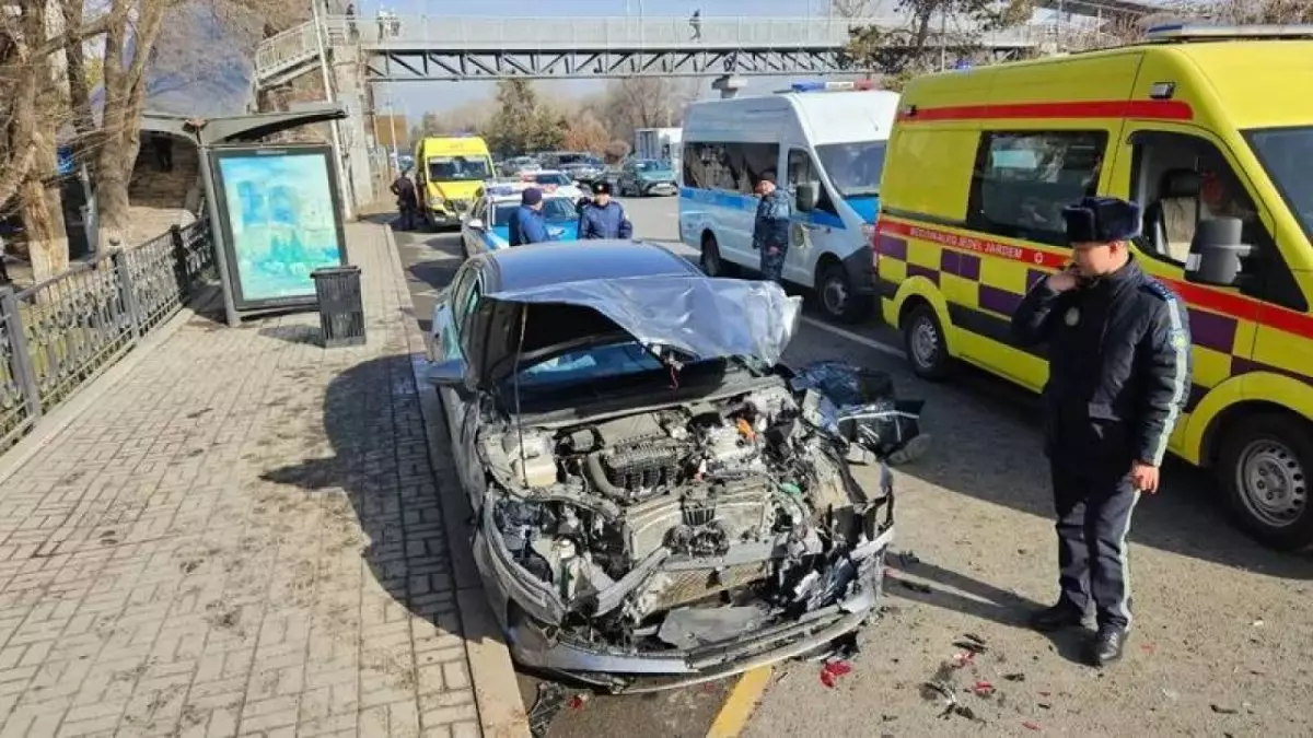 Жүргізушінің жүрегі тоқтап қалған: Алматыда 5 көлік соқтығысып, бір адам көз жұмды