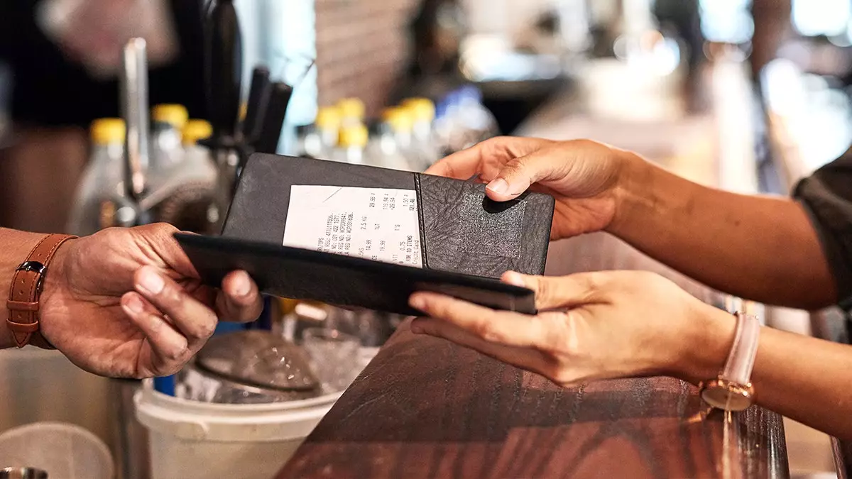 Питание в ресторанах становится дороже, поскольку американцы по всей стране испытывают "усталость от цен в меню".