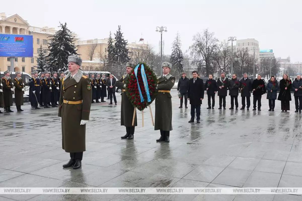 Парламентская делегация Казахстана возложила венок и цветы к монументу Победы в Минске
