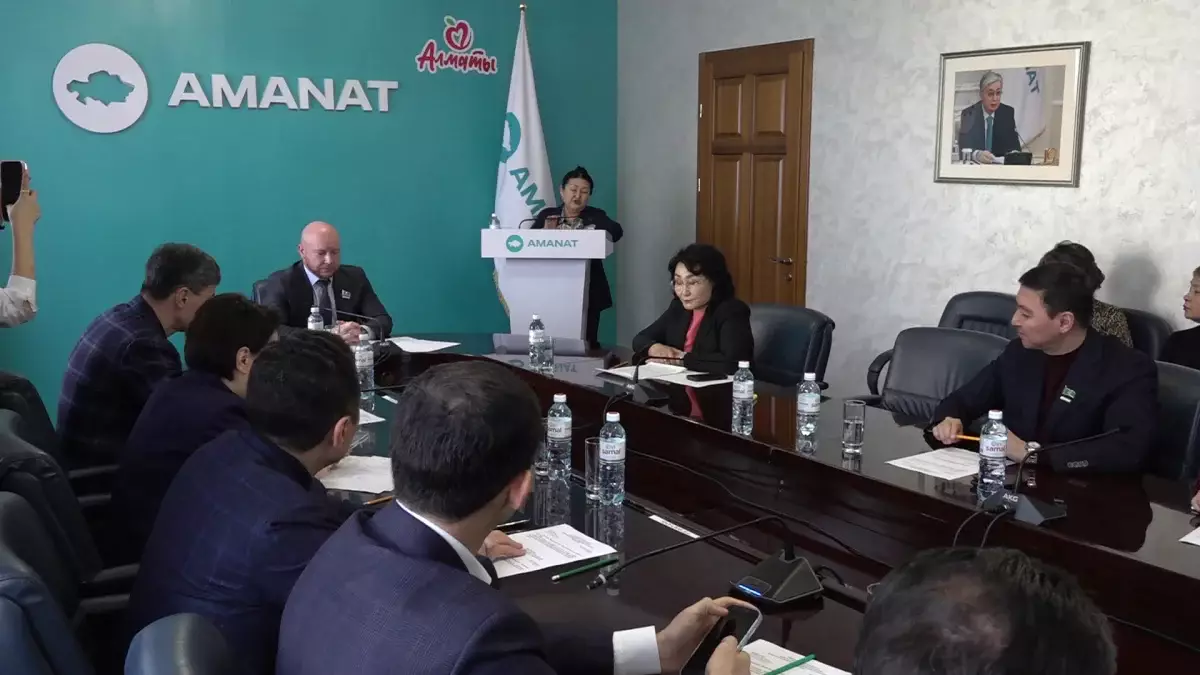 AMANAT партиясы депутаттары Ата заңның жобасын талдады