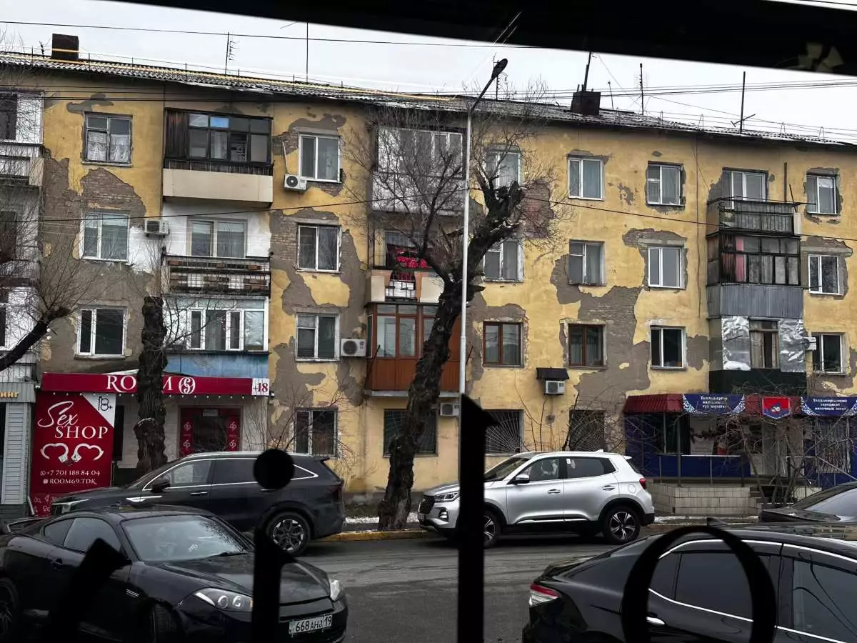 "Арықтар қоқысқа толып, үйлер қирап тұр": Қазақстандық әйел Талдықорған басшыларын біліксіз деп сынға алды