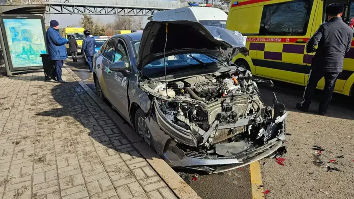 Сердце остановилось за рулём: массовое ДТП парализовало Алматы (видео) - новости на Lada.kz 05.02.2026