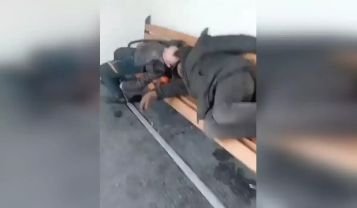 Маскүнемдер мекені: Астанада жылы аялдамалар «бомждардың» түнейтін орнына айналған (ВИДЕО)