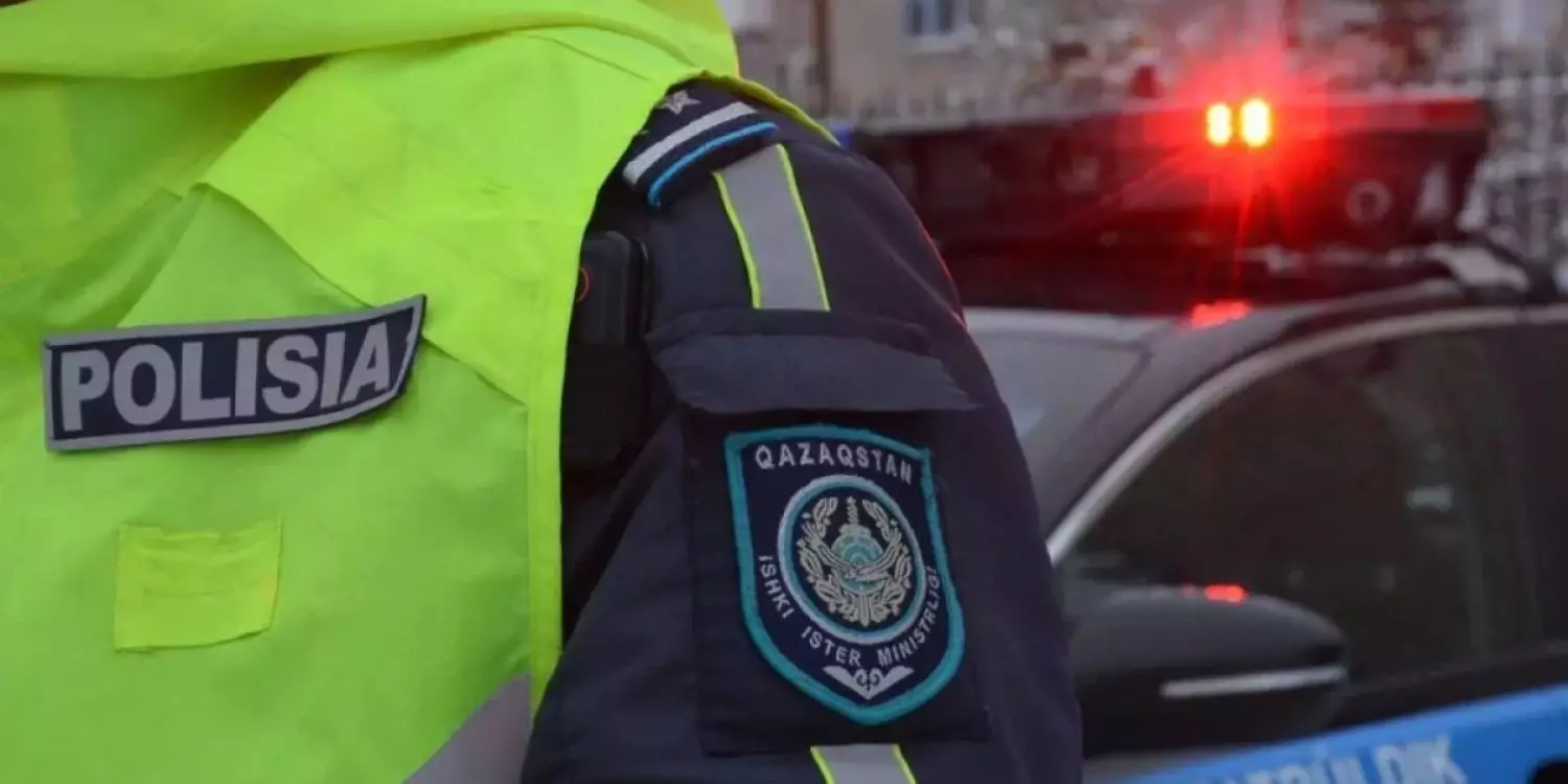 Павлодарда полицейлерді тістеп алған үш баланың әкесі сотталды