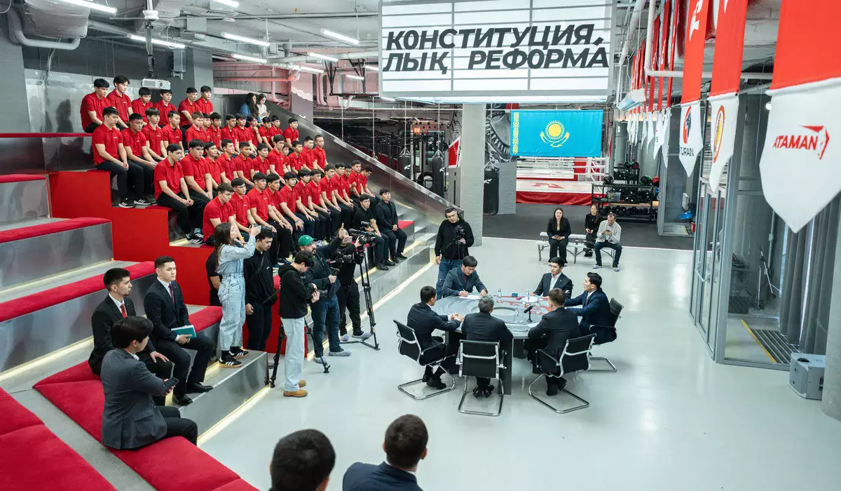 Министр спорта обсудил конституционную реформу с активистами «Дала Қырандары»