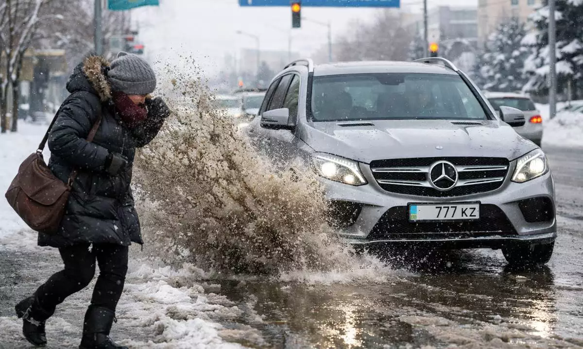 Жаяу жүргіншіге балшық шашып кеткен Mersedes жүргізушісі айыппұл арқалады