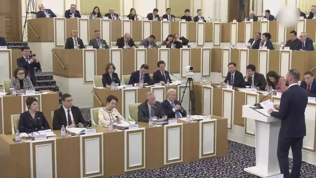 Проект новой Конституции: над текстом работали юристы, эксперты и общественные деятели