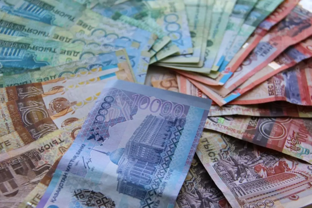 Депутат предложил закрепить тенге и роль Нацбанка на конституционном уровне