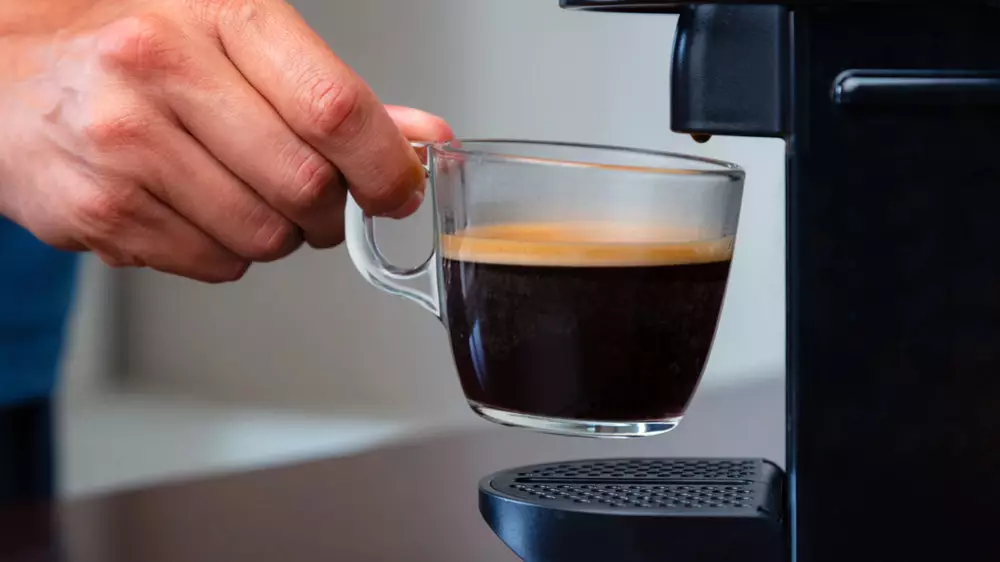 Ученые рассказали, как пить кофе при повышенном давлении