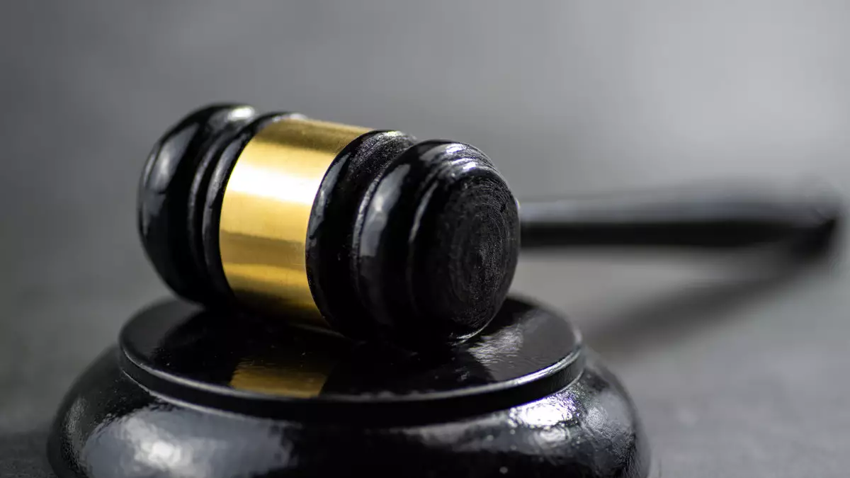 Алимент төлеуден қашқан: 3 жасар қызын уламақ болған әкенің соты басталды