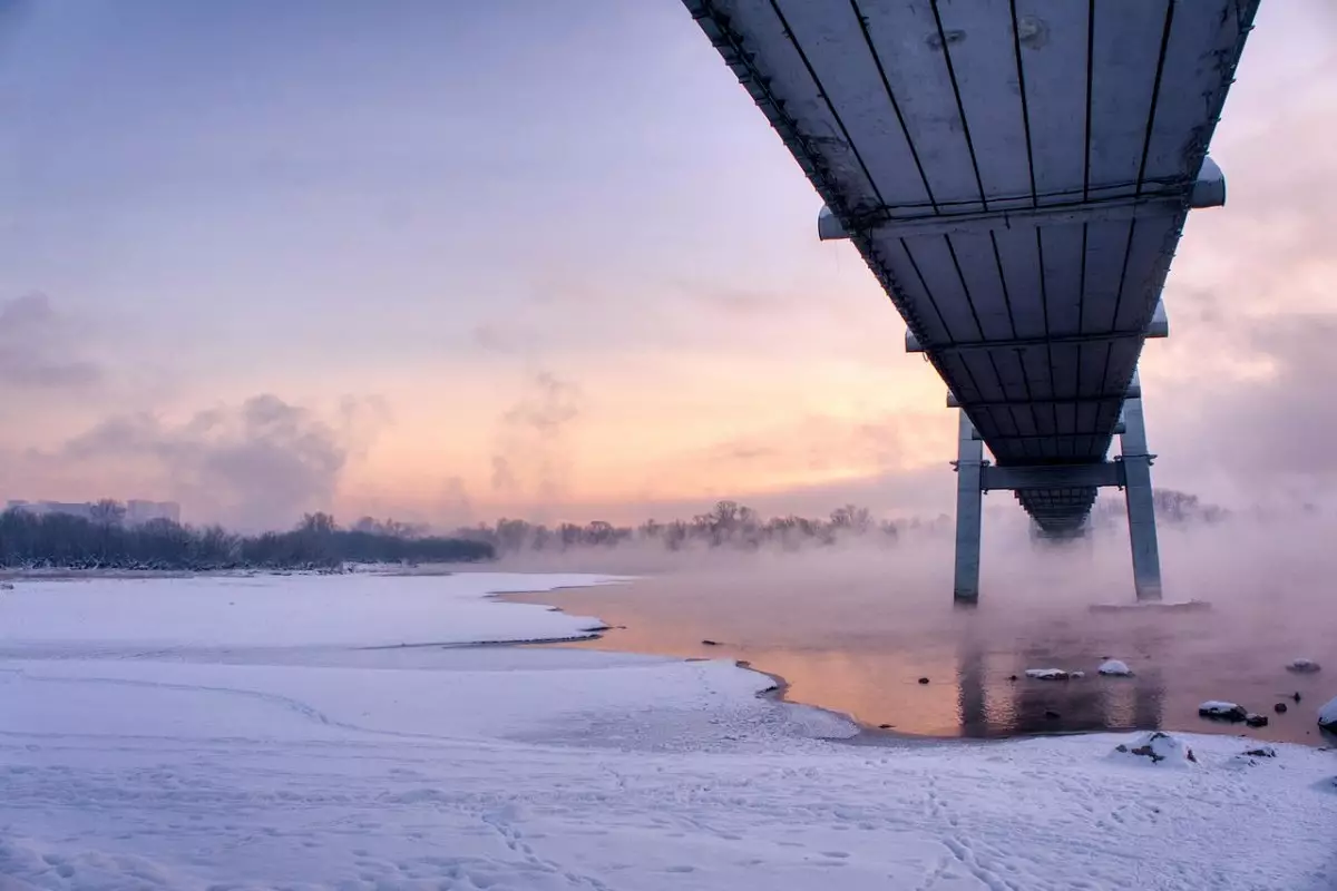 Тело мужчины обнаружено на льду реки Иртыш под мостом