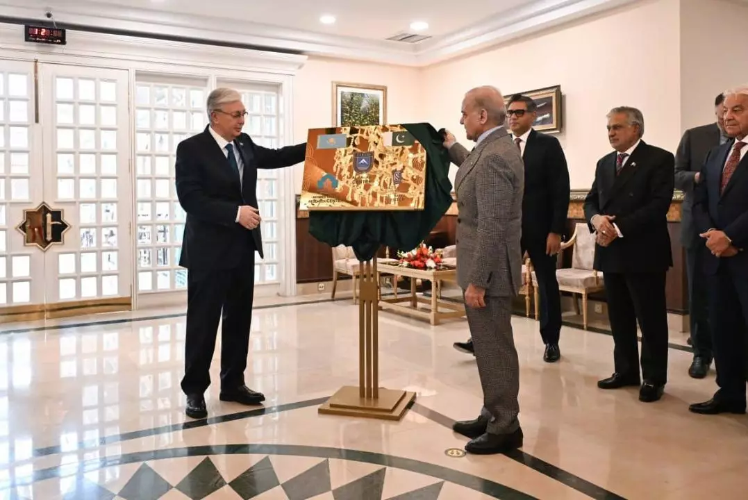 Токаев и премьер Пакистана открыли культурные и спортивные центры в Исламабаде