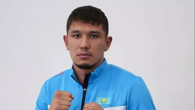 Казахстанский боксер отправил соперника в нокдаун и завоевал медаль
