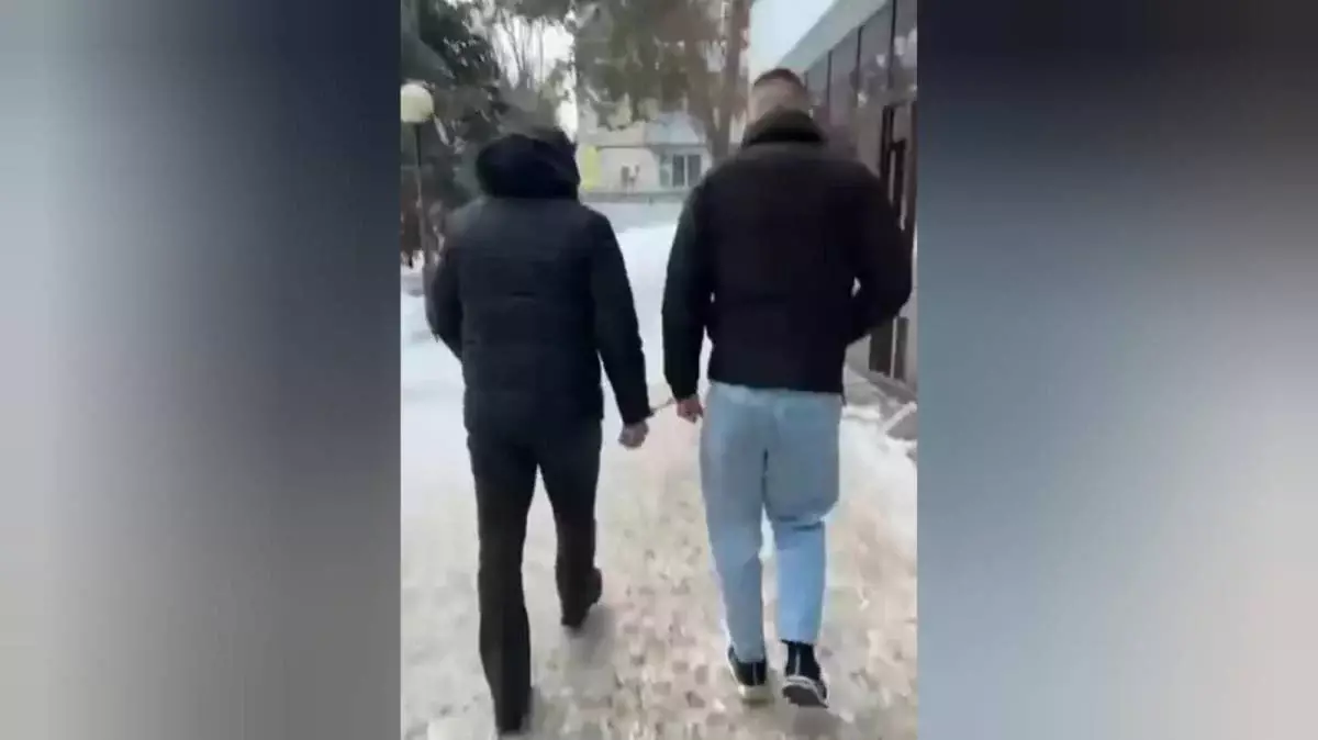 В Актобе полицейские задержали дроповода: у него изъято 20 млн тенге