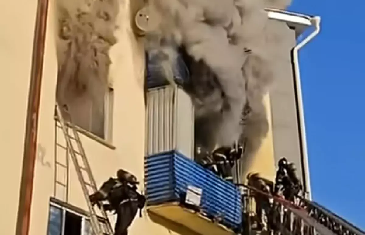 "Странная квартира": 8 часов тушили пожар в многоэтажке Усть-Каменогорска (видео)