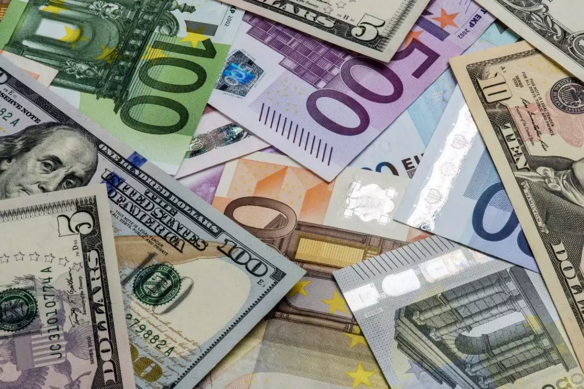 Курс валют: сколько стоят доллар, евро и юань