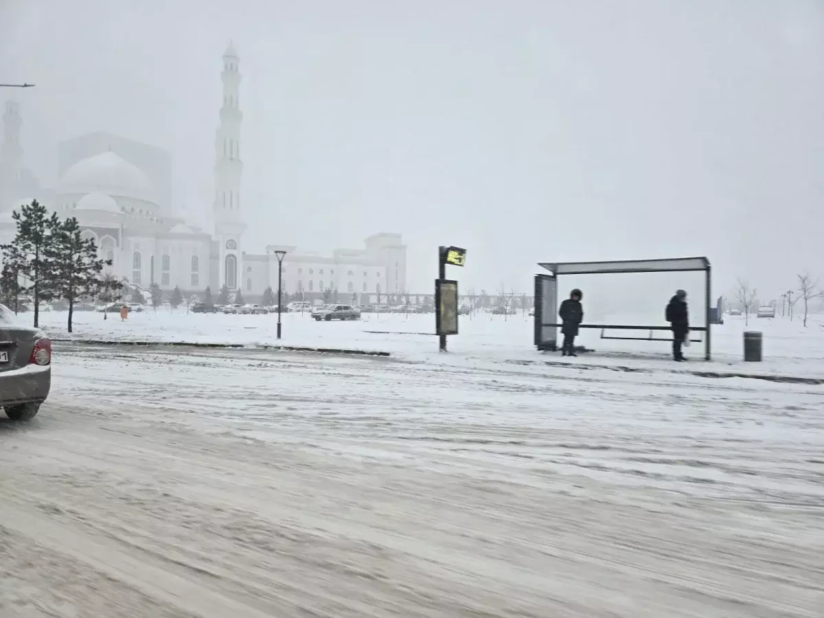 В Астане сильный гололед и буран из мокрого снега – фоторепортаж