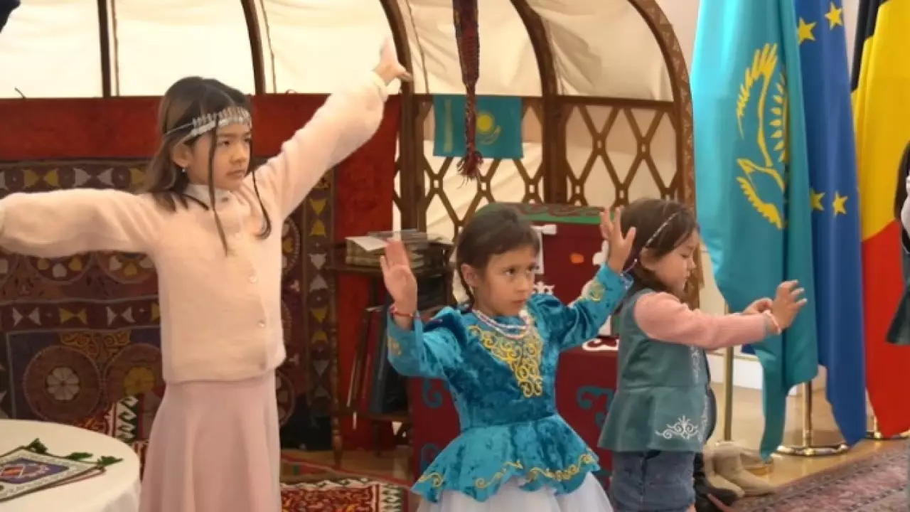 Казахи в Европе учат родной язык