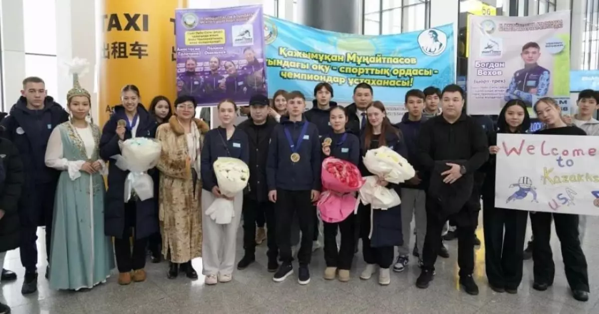   Жанкүйерлер әлем чемпионатынан оралған спортшыларды әуежайда күтіп алды   