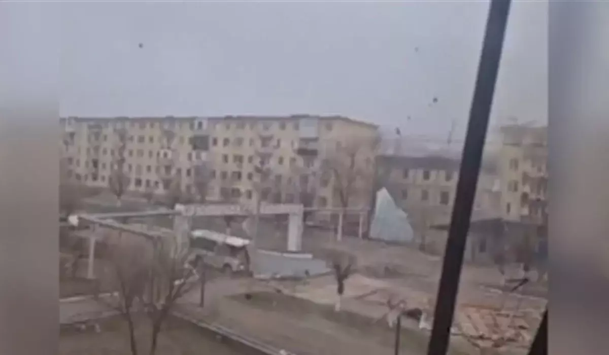 Сильный ветер сорвал крыши многоэтажек в Жанатасе (ВИДЕО)