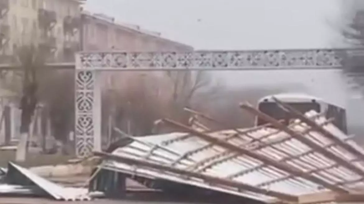 Жамбыл облысында қатты жел үйлердің шатырын ұшырып әкетті