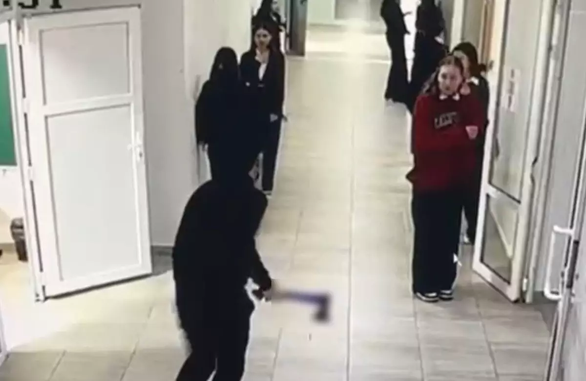 Қазақстанда мектеп дәлізінде балта ұстап жүгірген оқушы екі сыныптасын жаралады (видео)