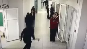 Атырау облысында мектеп оқушысы балтамен сыныптасын қуған: полиция не дейді?