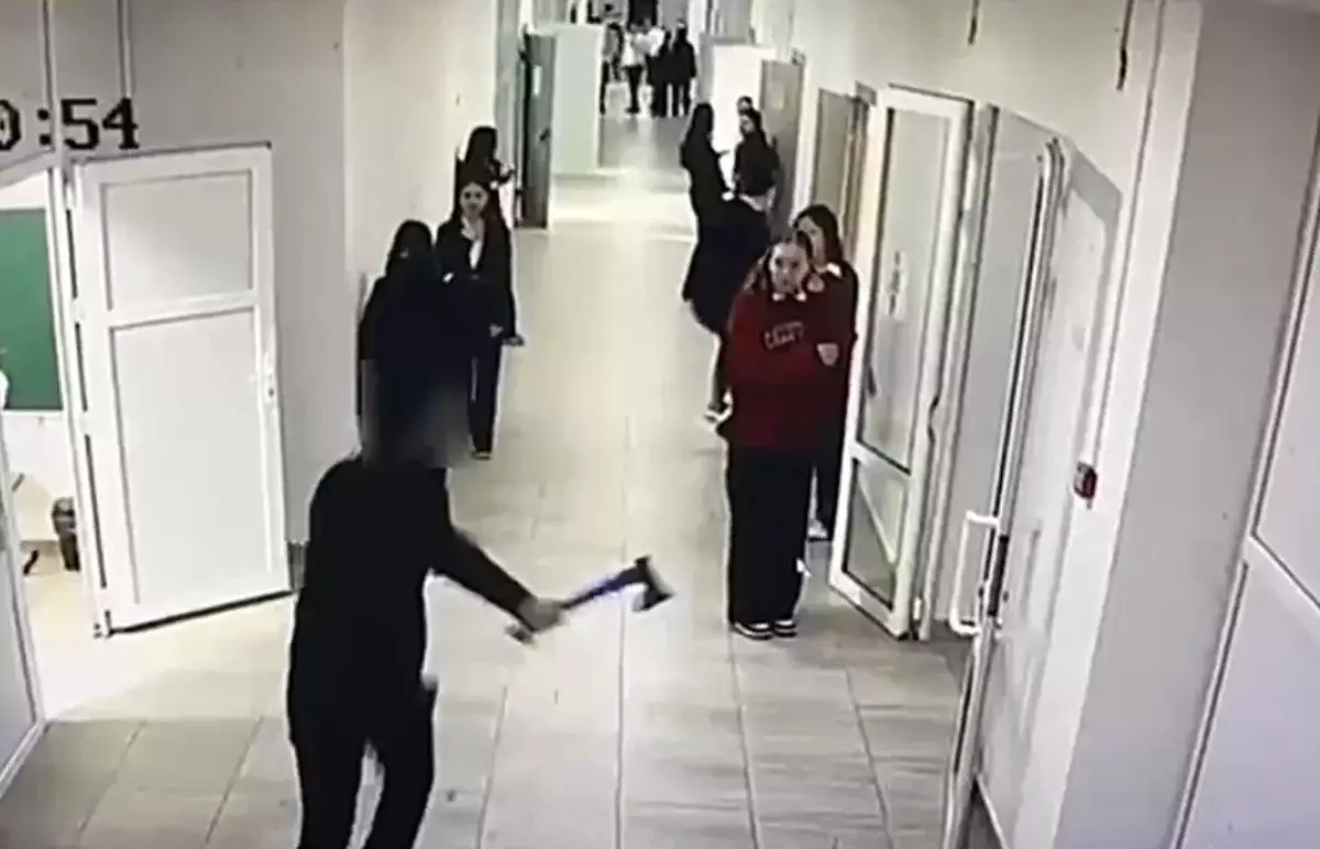 Екеуі жарақат алды: Құлсарыда оқушы сыныптастарына балтамен шабуыл жасаған