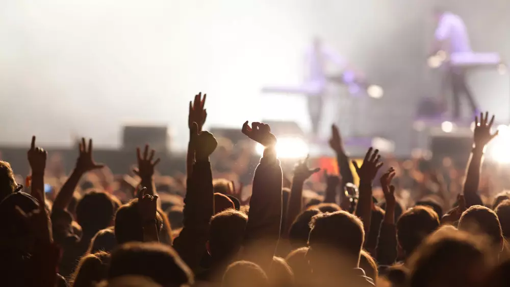 Песни иностранных артистов будут проверять перед концертами в Казахстане