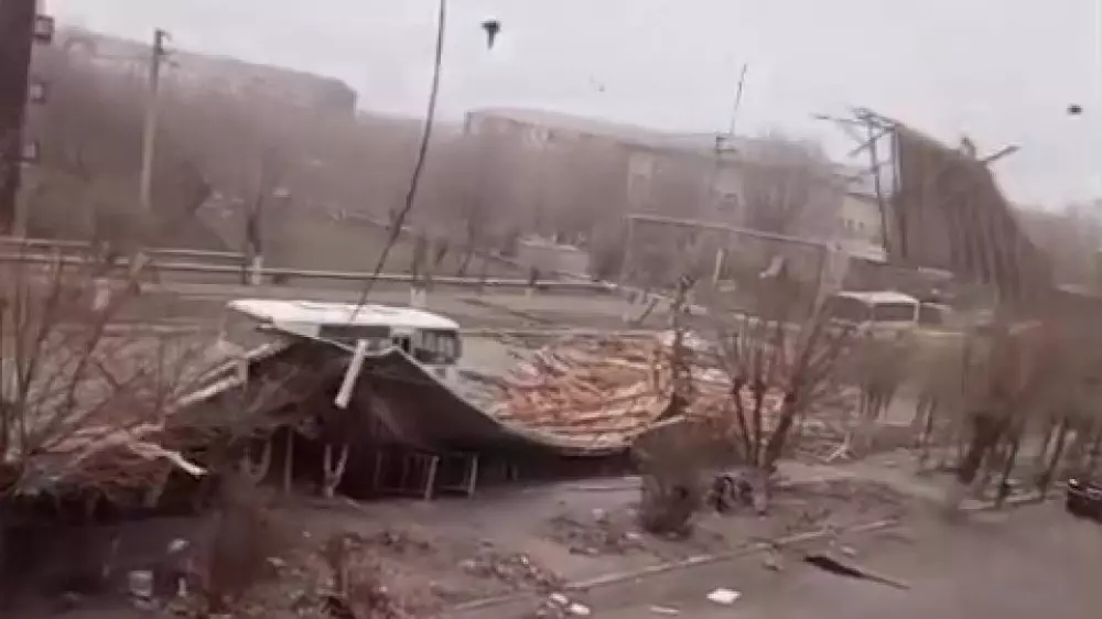 Сильный ветер сорвал крыши с домов в Жамбылской области: видео