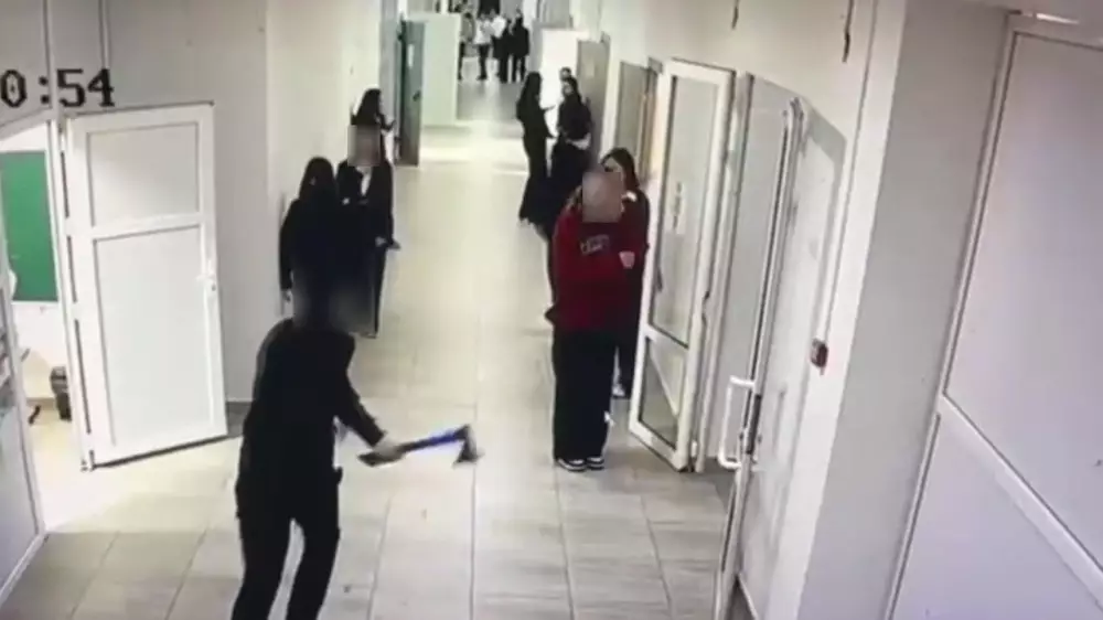Жасөспірім мектепте балта ұстап жүрген видео тарады: зардап шеккендер бар