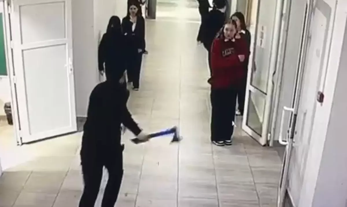 В Атырауской области школьник бегал по коридору с топором
