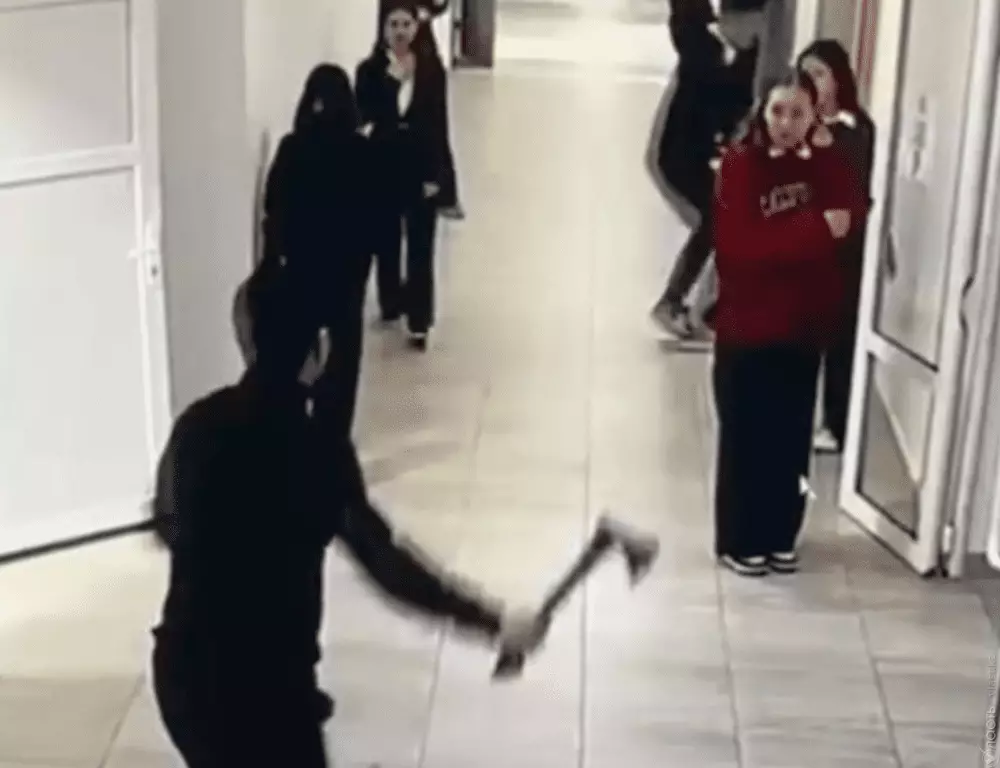 В школе Атырауской области ученик 10 класса напал на сверстников с топором