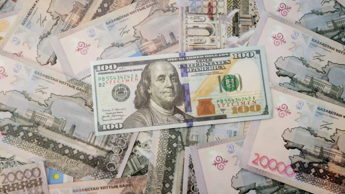 Теңге мен доллардың болашағы қандай? Экономистер болжам жасады